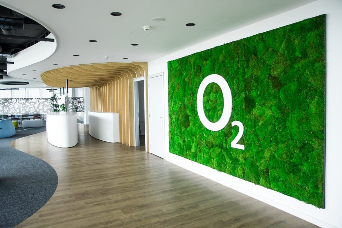 Mooswand mit O2 Logo als Teil des offenen Office-Konzepts