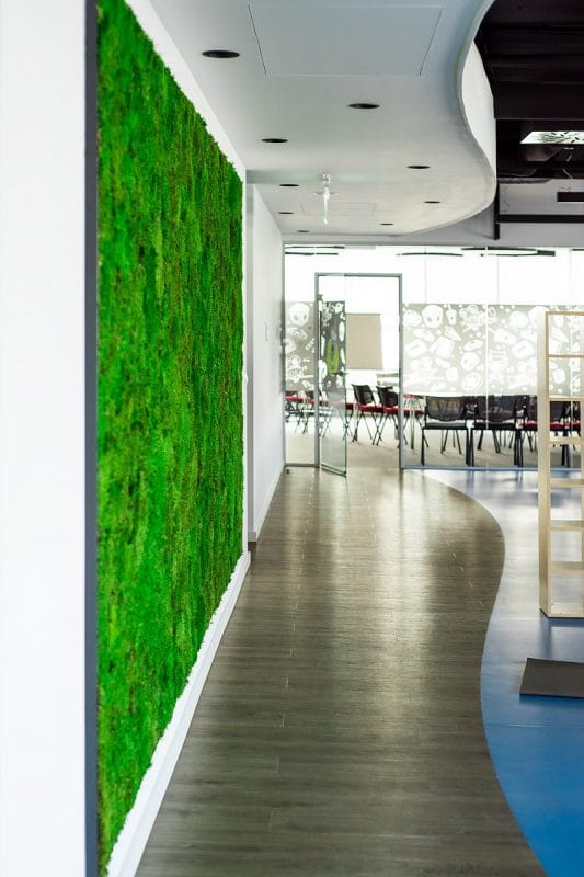 Mooswand von GREENIN aus Waldmoos und organisch geformten Deckenstrukturen im Büro Bereich der Firma O2.