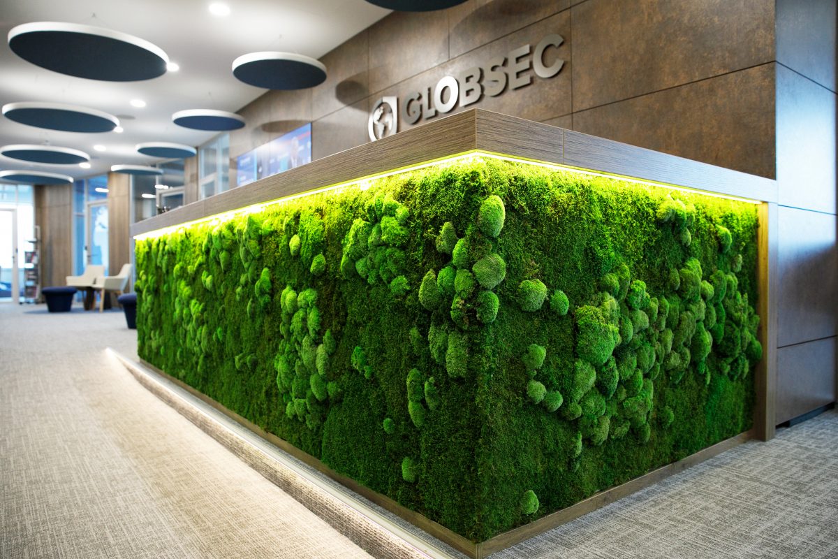 Beleuchtete Mooswand mit Kugel- und Flachmoos am Empfangstresen von GLOBSEC