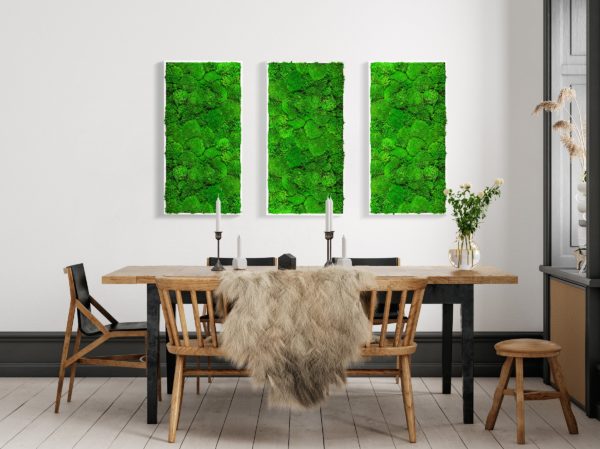 Esszimmer in einem modernen skandinavischen Interieur mit GREENIN-Moosbildern