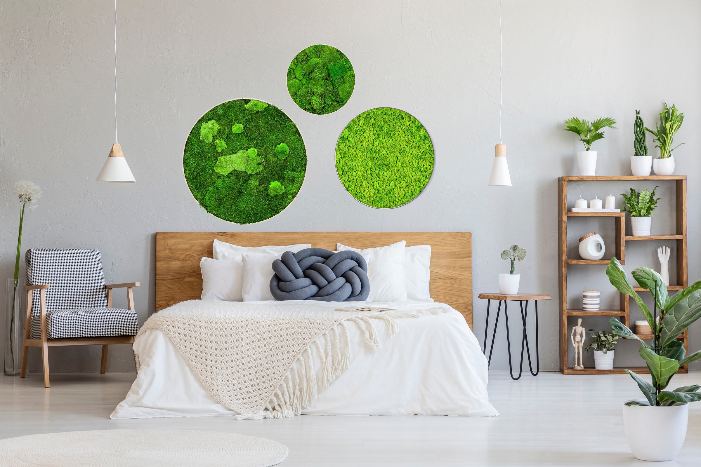 Schlaffzimmer Deko mit runden Moosbildern GREENIN