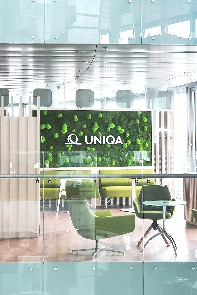 GREENIN Moosbild mit Firmenlogo-UNIQA