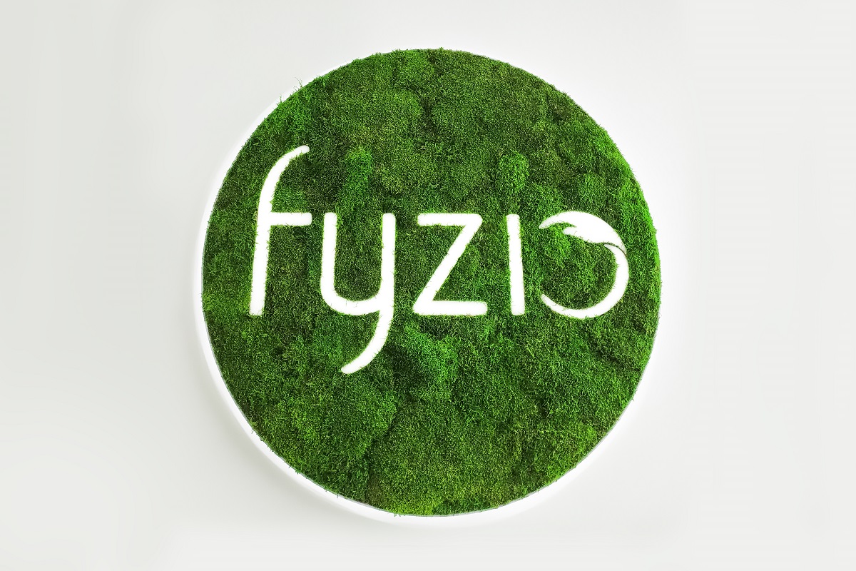Hinterbeleuchtetes Logo mit Moos-FYZIO-moosbilder.at