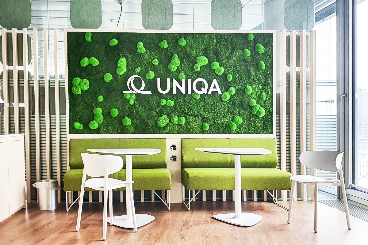 Corporate Identity: Moosbild mit Logo - UNIQA Wien - GREENIN Moosbilder