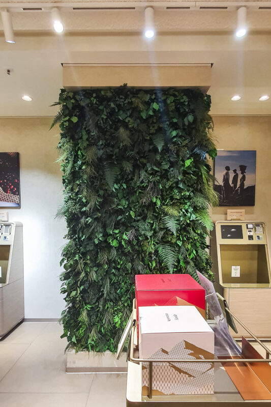 Moos- und Pflanzenwand von GREENIN im Nespresso Store Linz PlusCity im Recycling- und Erlebnisbereich