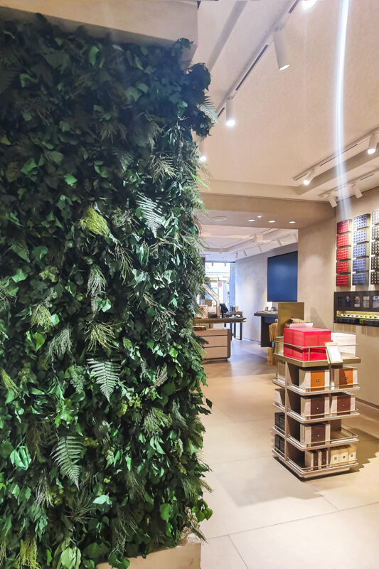 Biophiles Retail Design mit Mooswand von GREENIN im Nespresso Store Linz PlusCity